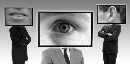 Schwarz-weiß Bild: 3 Personen in Anzug, die anstelle des Kopfes jeweils einen Bildrahmen haben. Darin in Detailaufnahme zu sehen je ein Mund, ein Auge und ein Ohr.