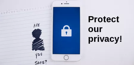 Ein Smartphone mit blauem Bildschirm, darauf ein weißes Schloss. Rechts daneben die Silhouette einer Person auf ein Blatt Papier gemalt. Daneben steht: „Are you safe?“, auf der rechten Seite: „Protect our privacy!“.