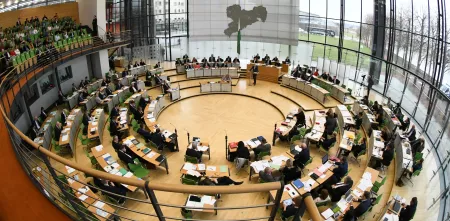 Plenarsitzungssaal des Sächsisches Landtags in der Draufsicht.