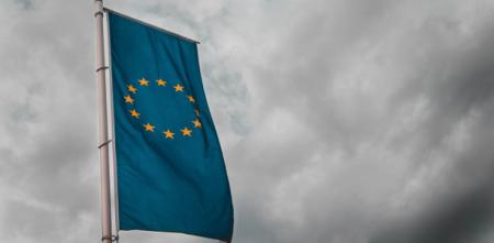 Eine EU-Flagge vor bewölktem Himmel (roschperspektive).