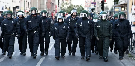 Polizist.innen in einer Reihe mit Helmen.