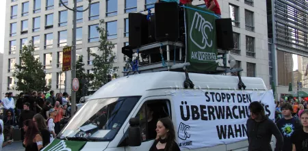 Ein Demowagen mit einem Transparent (Stoppt den Überwachungswahn)