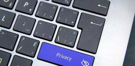 Ein Ausschnitt einer Tastatur mit dem Fokus auf einer blauen Taste mit der Aufschrift "Privacy".