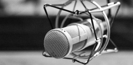 Ein schwarz-weiß Bild eines Mikrofons (seitliche Ansicht).