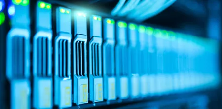 Nahaufnahme eines Server Rigs (blau beleuchtet).
