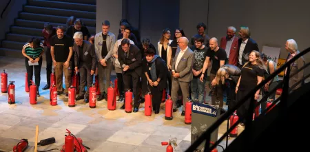 Das Team von Digitalcourage sowie Helfer.innen verbeugen sich nach der Veranstaltung vor dem Publikum.