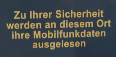 Grafik: „Zu Ihrer Sicherheit werden an diesem Ort Ihre Mobilfunkdaten ausgelesen.“