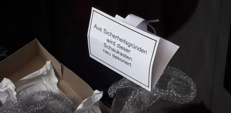 Dekomaterial, daneben ein Schild mit dem Text: „Aus Sicherheitsgründen wird dieser Schaukasten neu dekoriert.“