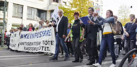 padeluun und Rena Tangens am Start eines Demozuges.