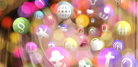 Fotomontage: Kind, das verträumt nach oben schaut. Über dem Bild verteilt ganz viele Icons sozialer Medien.