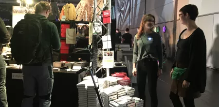 Ein Digitalcourage-Verkaufs- und Informationsstand auf dem 36C3.