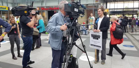 Friedemann Ebelt von Digitalcourage im Bahnhof Südkreuz, Berlin
