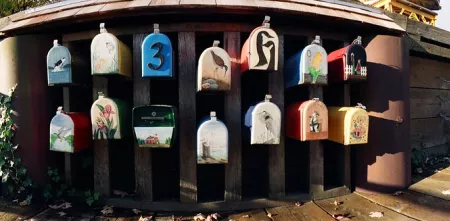 Bunt bemalte Mailboxen.