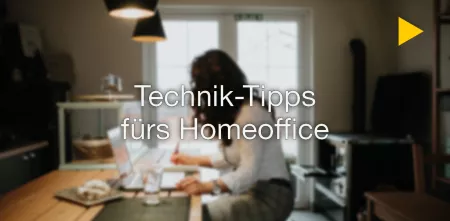 Eine Person an einem Tisch mit Laptop (unscharf). Darüber der Text: „Technik-Tipps fürs Homeoffice“.
