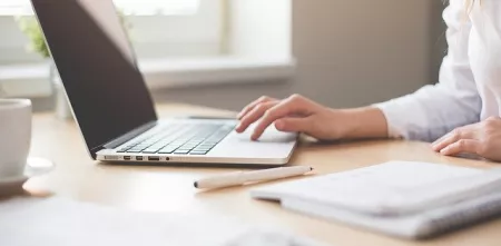 Person arbeitet am Laptop