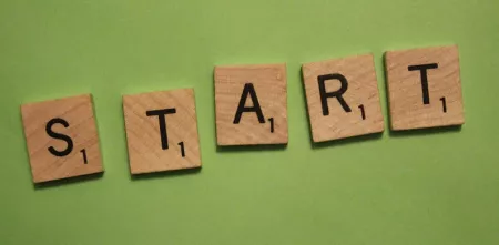 Mit dem Spiel Scrabble wurde das Wort „Start“ gelegt.