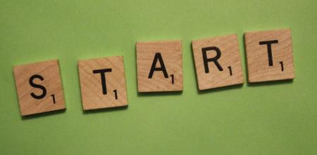 Mit dem Spiel Scrabble wurde das Wort „Start“ gelegt.