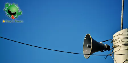 Detailaufnahme eines großen Signallautsprechers.