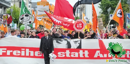 Demonstrant.innen einem riesigen „Freiheit statt Angst“-Banner.