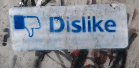 Graffiti eines Dislike-Buttons.