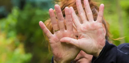 Frau mit Händen vorm Gesicht