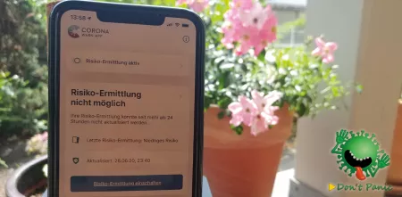 Smartphone-Bildschirm mit der geöffneten Corona-Warn-App.