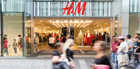 Eine H&M-Filiale von außen.