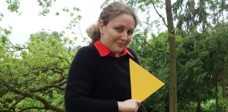 Leena Simon mit gelbem Dreieck in der Hand