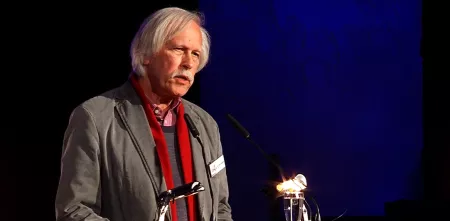 Rolf Gössner am Redepult während einer BBA-Laudatio.