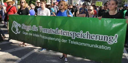 Demonstrant.innen einem riesigen „Stoppt die Vorratsdatenspeicherung“-Banner.