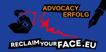 Rechts oben: Schriftzug "Advocacy Erfolg", unten: Schriftzug "ReclaimYourFace.eu". Links im Bild ist eine zerbrochene Kamera abgebildet, durch die eine geschwungene Unterschrift in rot auf blauem Hintergrund fährt.
