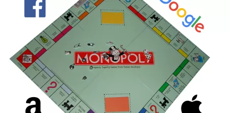 Das Monopoly-Spielbrett. Drumherum Logos von Facebook, Amazon, Google und Apple.