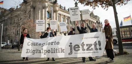 Aktive von Digitalcourage halten ein Banner mit de Überschrift "Couragierte Digitalpolitik - jetzt! Verdammt noch mal !!!eins elf!!"