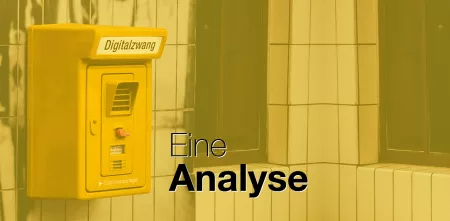 Eine Meldestation mit der Aufschrift "Digitalzwang" sowie einem Textbaustein "Eine Analyse"