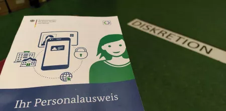 Broschüre "Ihr Personalausweis" und Aufschrift "Diskretion" auf dem Fußboden