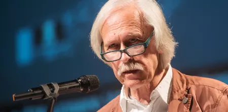 Rolf Gössner während einer BigBrotherAwards-Laudatio im Jahr 2018