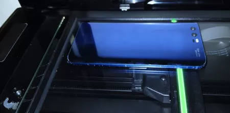Ein Smartphone auf einem Scanner.