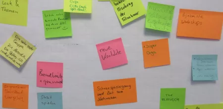 Post-Its auf einer Flipchart