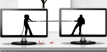 Montage: Zwei Computerbildschirme mit je zwei Figuren, die an einem Seil ziehen (über die Bildschirme hinweg).