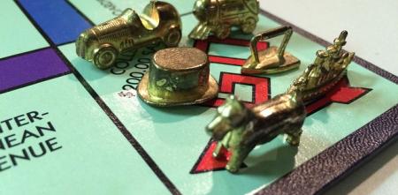 6 Monopoly-Figürchen stehen auf dem Startfeld.