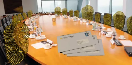 Am Bundeskabinett sitzen viele Fingerabdrücke um den offenen Brief von Digitalcourage an die Bundesregierung.