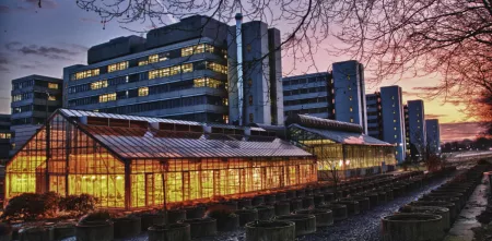 Foto der Universität Bielefeld am Abend