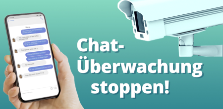 Eine überwachungskamera ist auf ein Smartphone gerichtet. Im Bild steht "Chat-Überwachung stoppen!"