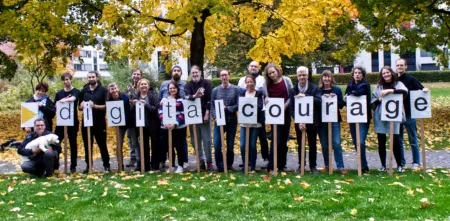 Das Team hält Schilder mit einzelnen Buchstaben hoch, die das Wort "Digitalcourage" ergeben.