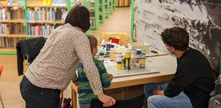 Der Digitalcourage Messestand auf dem Medienaktivfestival OWL mit Kindern und Erwachsenen vor den Murmelbahnen