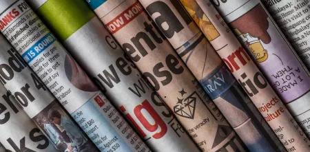 Nebeneinander gelegte Zeitungsrücken