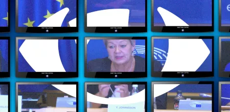 Die EU-Innenkommissarin Ylva Johansson im LIBE-Ausschuss des Europäischen Parlaments. Sie ist als ein großes Bild durch mehrere nebe- und übereinander angeordnete Bildschirme zu sehen. Über ihr ragt das Bild der Kampagne chat-kontrolle.eu | Bild CC-BY 4.0 Konstantin Macher