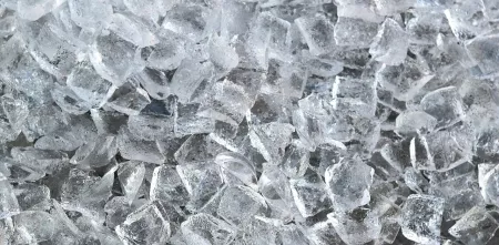 Detailansicht von sehr vielen Eiswürfeln.