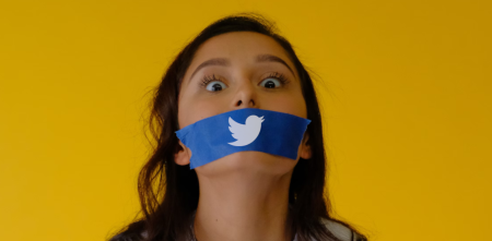 Eine Person vor gelbem Hintergrund. Ihr Mund wird durch ein Band mit Twitter-Logo geknebelt.