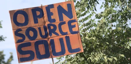 Demoplakat aus Pappe mit der Aufschrift "Open Source Soul"